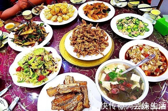 清炒虾仁|外甥女的生日宴,第9个是家乡特色菜,价格最贵,全家人抢着吃