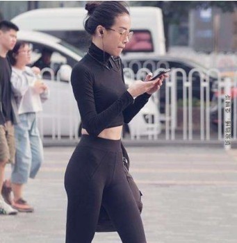 衬托出|街拍性感紧身打底裤小姐姐,展露性感小蛮腰,衬托出S形曲线身材