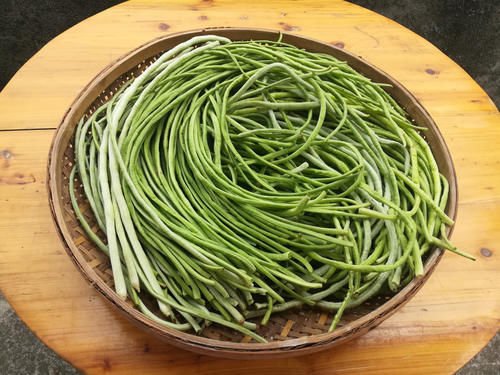 簸箕|这蔬菜1元1斤,晒干比新鲜的好吃,我家每年晒几十斤,炒肉吃最香