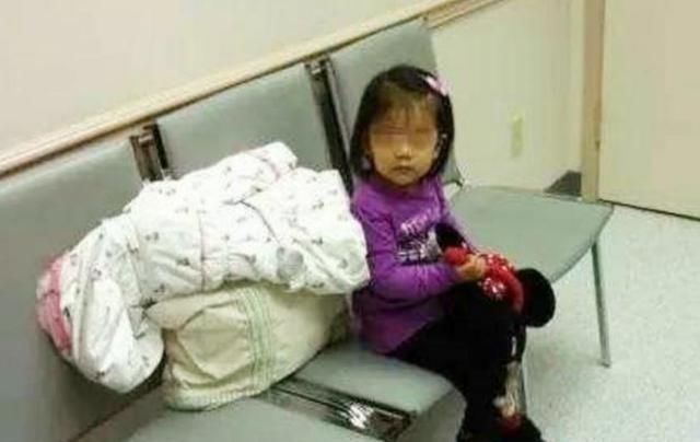 护士|孕妇在产房生了第二个孩子,但只有女儿在外面等着护士询问后哽咽了