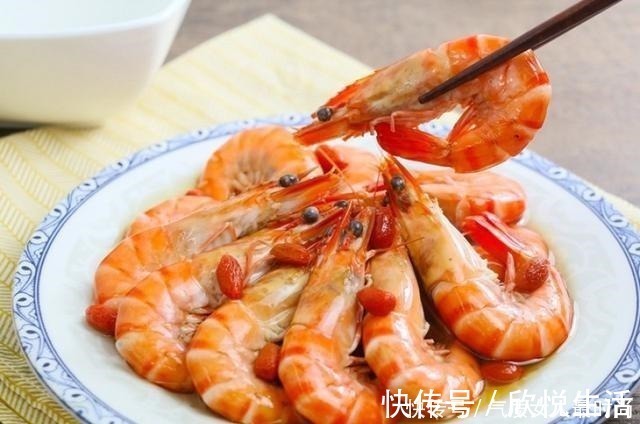 虾,直接用水煮就错了,学会这一招,保准虾肉鲜嫩