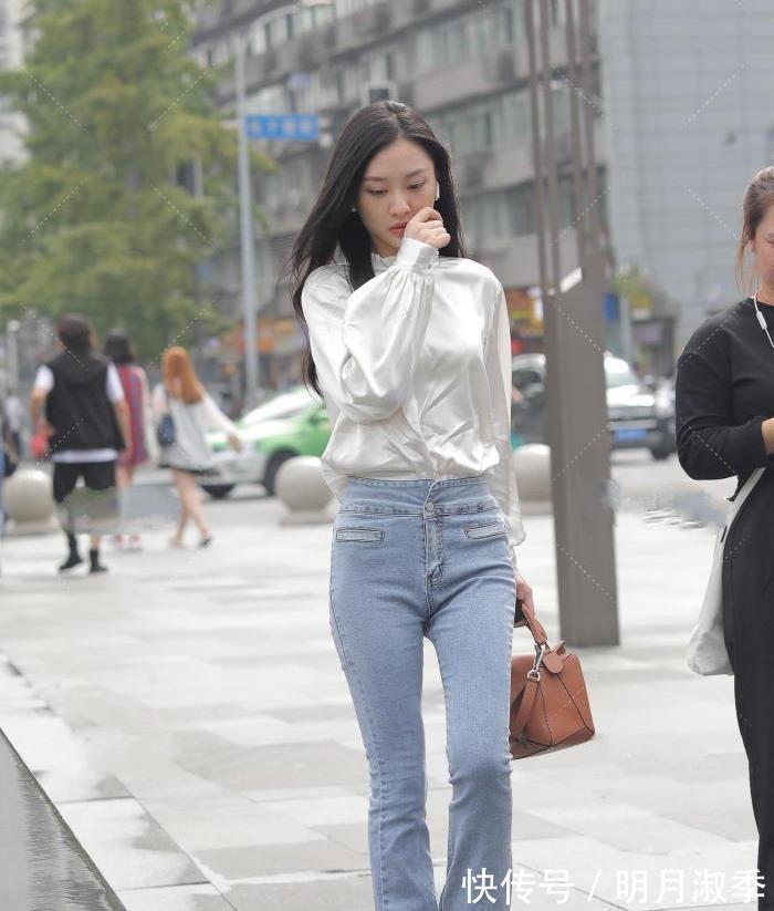浅色|美女“白色丝质长袖衬衫”搭配浅色牛仔裤，清爽舒适，气质十足