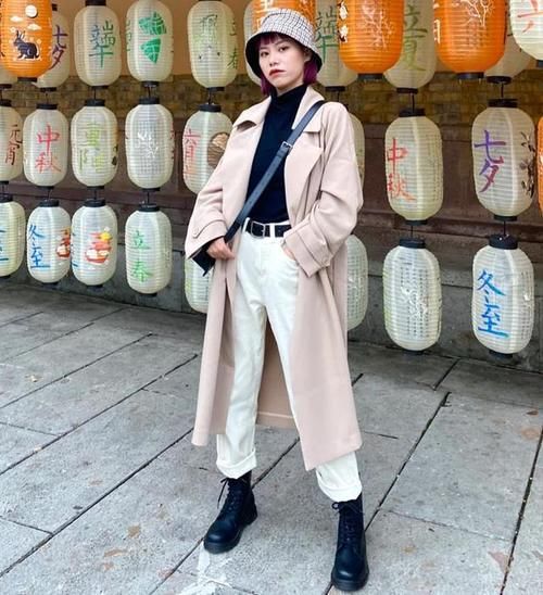 今年早春，很流行穿“风衣＋小白裤”，这样搭配简约又时髦