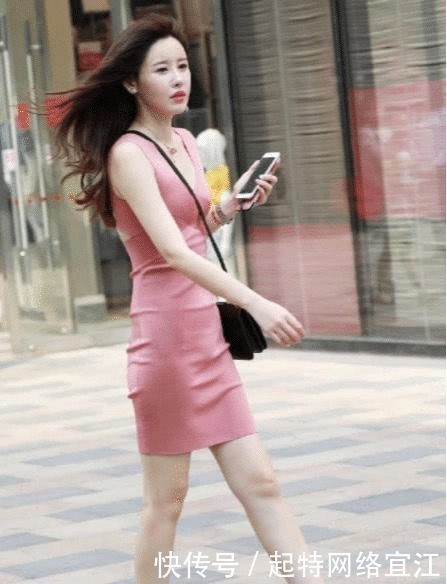 连衣裙|街拍:粉色连衣裙小姐姐,长发飘逸明媚倾城