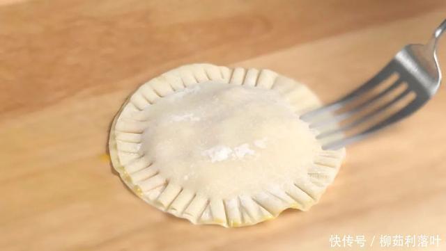 饺子皮|一个红薯，几张饺子皮，这样做香酥可口能拉丝，孩子超爱吃！