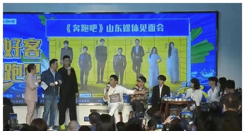 杨颖穿裙子现身发布会，当集体坐着热聊时，有谁注意黄旭熙的举动