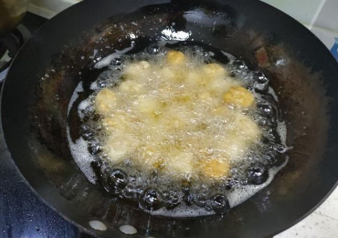 炸肉丸子,用什么粉调馅最好?有人常弄错,难怪回软快不酥脆