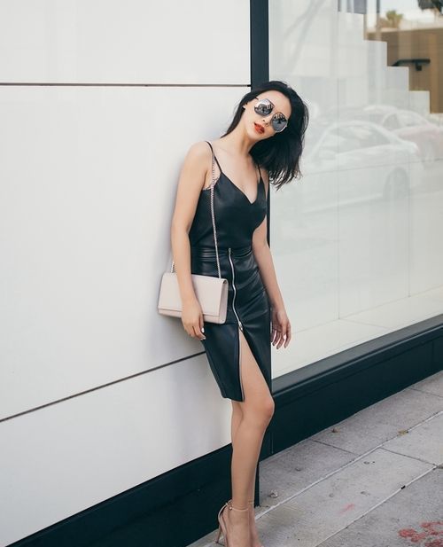 街拍:美女穿吊带紧身裙,墨镜遮面气场强大,浑身散发丰腴之美