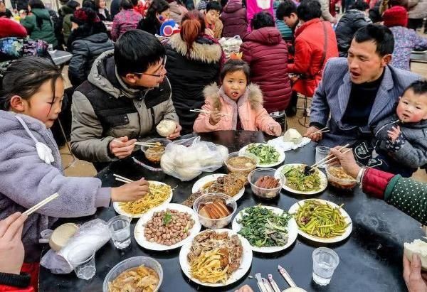 带3岁孙女吃酒席，菜上桌时奶奶的举动亮了，旁人：没眼看