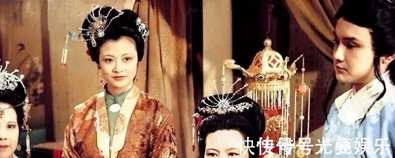 贾宝玉$晴雯告诉林黛玉一个关于贾宝玉的秘密,王夫人知道后,立刻撵走她