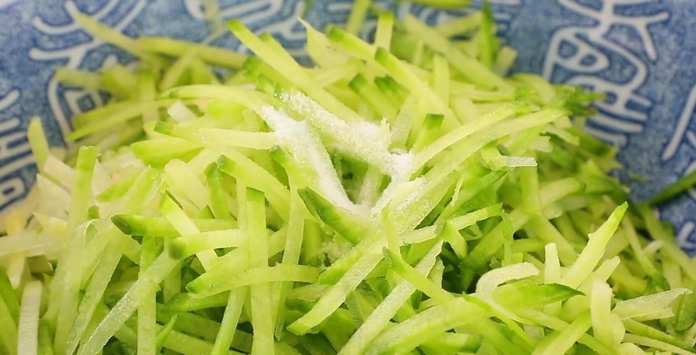 一个萝卜,两个鸡蛋,这样做超好吃,皮薄大馅,香酥多汁比包子香