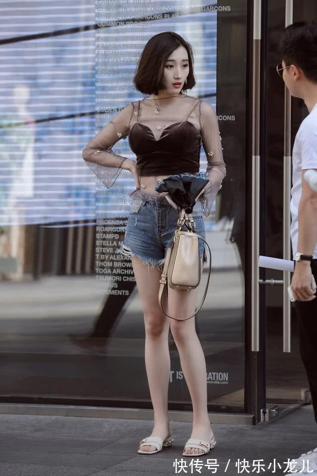 牛仔短裤 小姐姐身穿白色清纯的T恤,看上去时尚又优雅