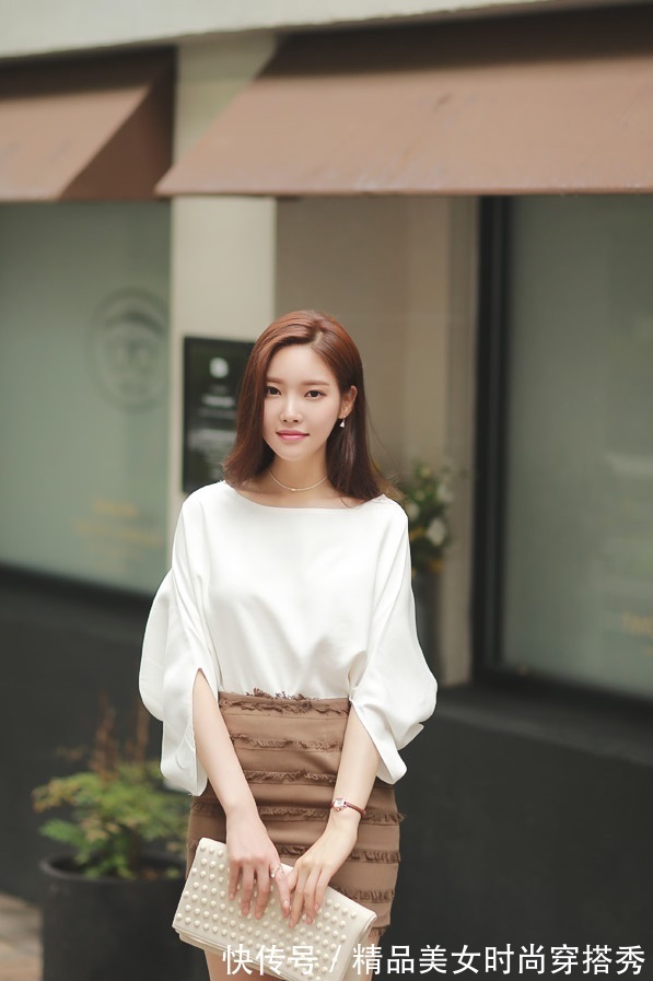白色|简洁大方的半身裙搭配白色雪纺衫,为你更好地突显出气质