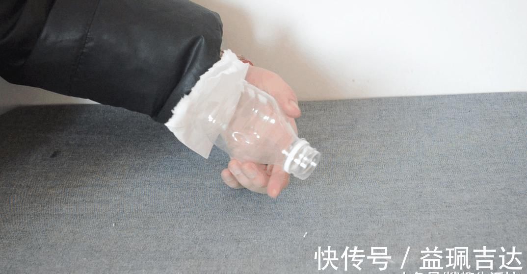 塑料瓶上粘张纸巾, 没想到还有这妙用, 解决了家家户户都困扰的难题