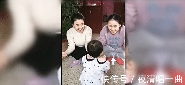 妈妈|小姨和妈妈是双胞胎，同时张开怀抱，宝宝的反应爸爸乐坏了