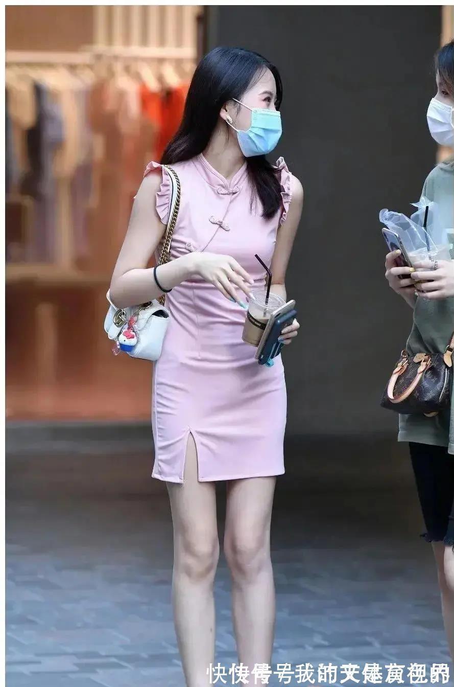 粉色 十分温柔的小妹妹，身着粉色礼服，奢华迷人，带着复古的高级感