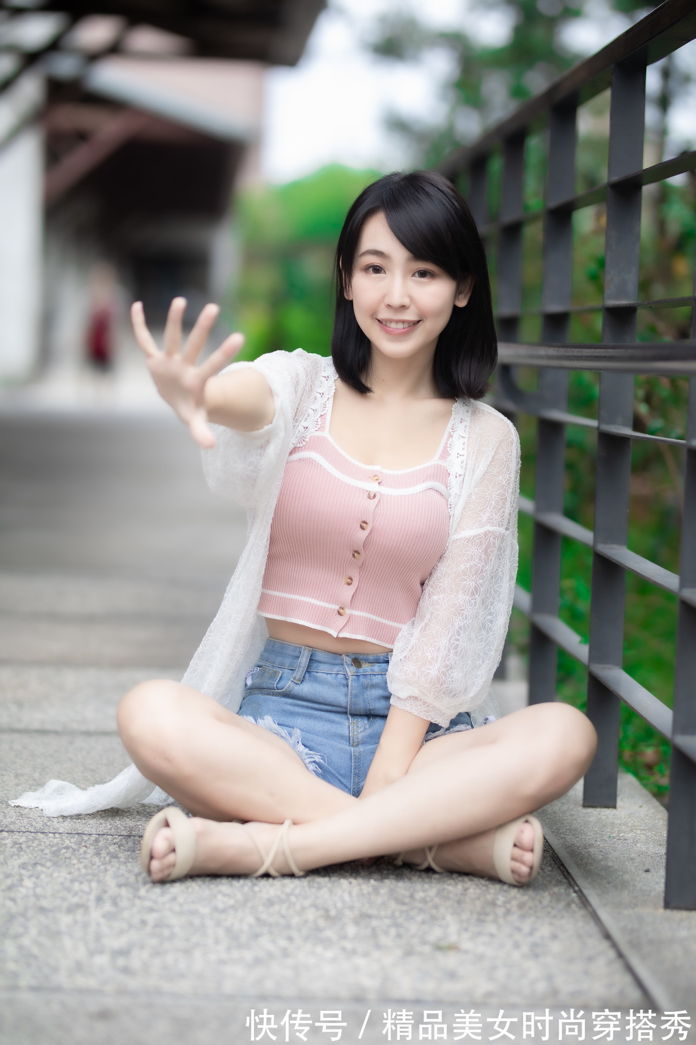 防晒|清凉干净的穿搭才会更吸引眼球，一件吊带、一件防晒长衫足矣