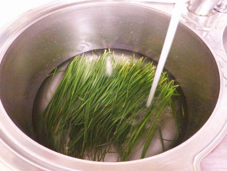 冲洗|洗韭菜,只用水冲等于没洗!教你1招,洗去农残,鲜嫩美味又干净