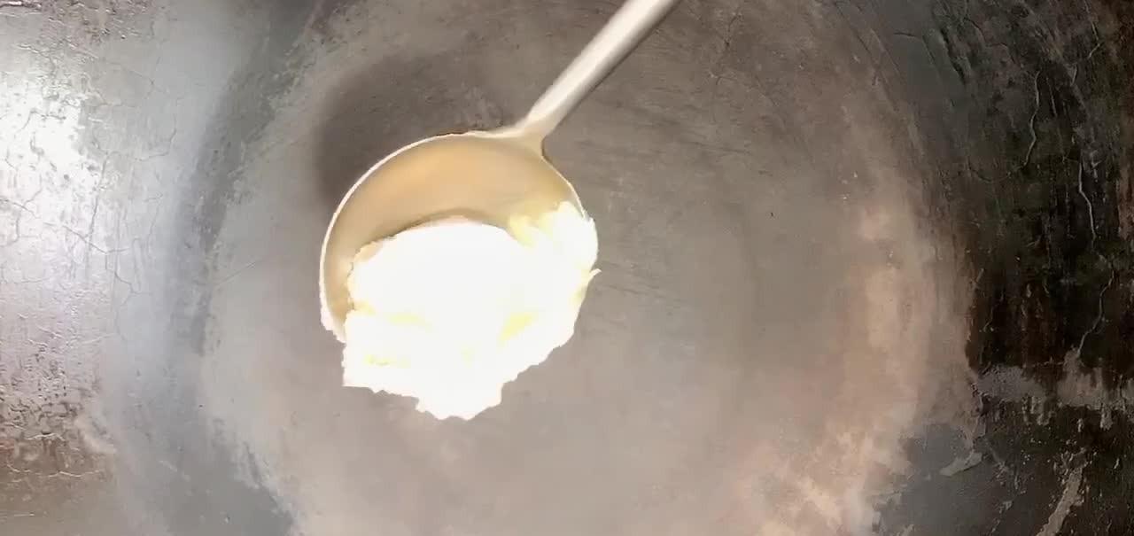 玉米面大锅贴饼的做法，口感外焦里香酥脆香甜，城里人奢求的美味