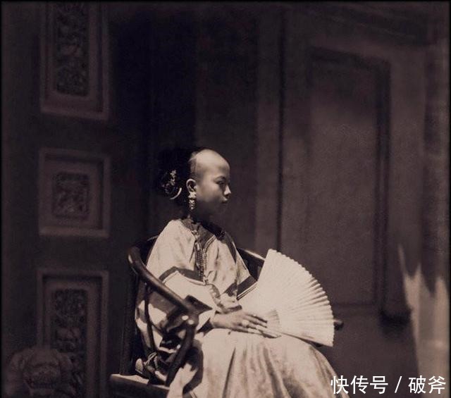 身怀绝技|晚清老照片青楼女子侧躺揽客,个个身怀绝技