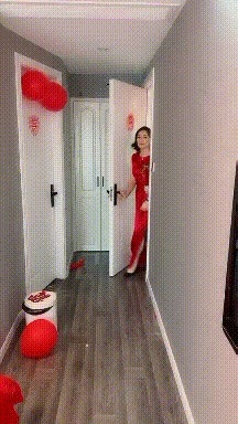 |搞笑GIF:地铁上遇到的小姐姐,真想去她们公司上班