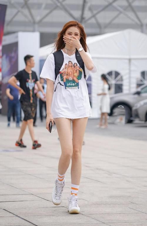 着黑色修身上衣搭配高腰短裙，温婉大方，貌美如花