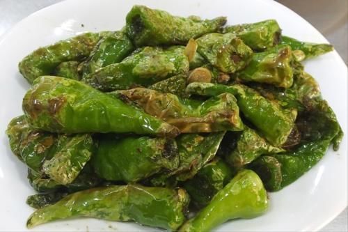 做虎皮青椒，先放油就错了，大厨教您一招，起皮又入味，还不油腻