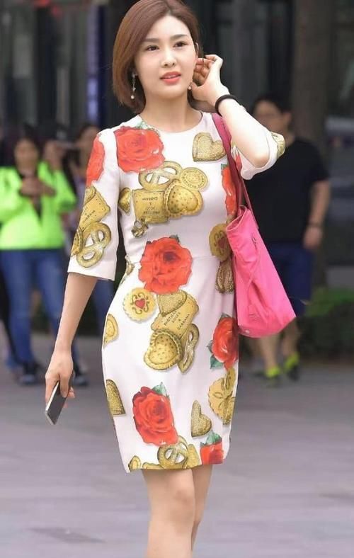 长头发 白色印花连衣裙搭配高跟凉鞋，一头齐肩短发凸显精致干练的气息
