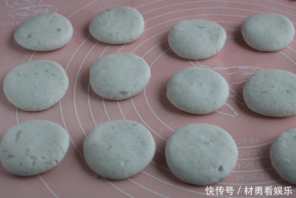  香甜|芋头做成的红糍粑，1块芋头1把糯米饭，软糯又香甜