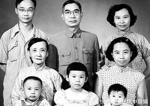 发妻刚离世,他立马将外面的妻儿接回家,6个子女致死也不原谅他