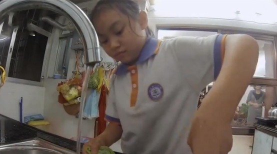 家务|11岁“佣人女儿”引争议,家务多到做不完,亲妈却嘲讽:真磨蹭