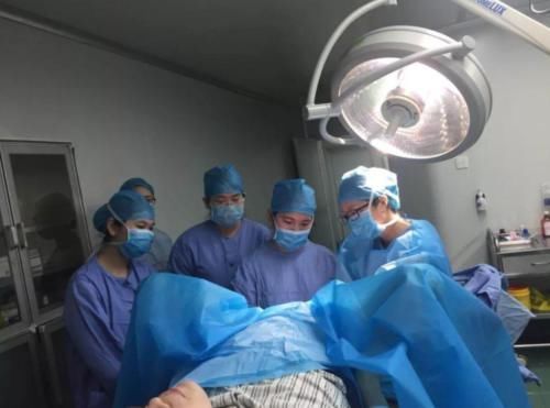 泪目|产妇“偷偷”给医生塞了一张纸条,医生看完泪目,太心酸