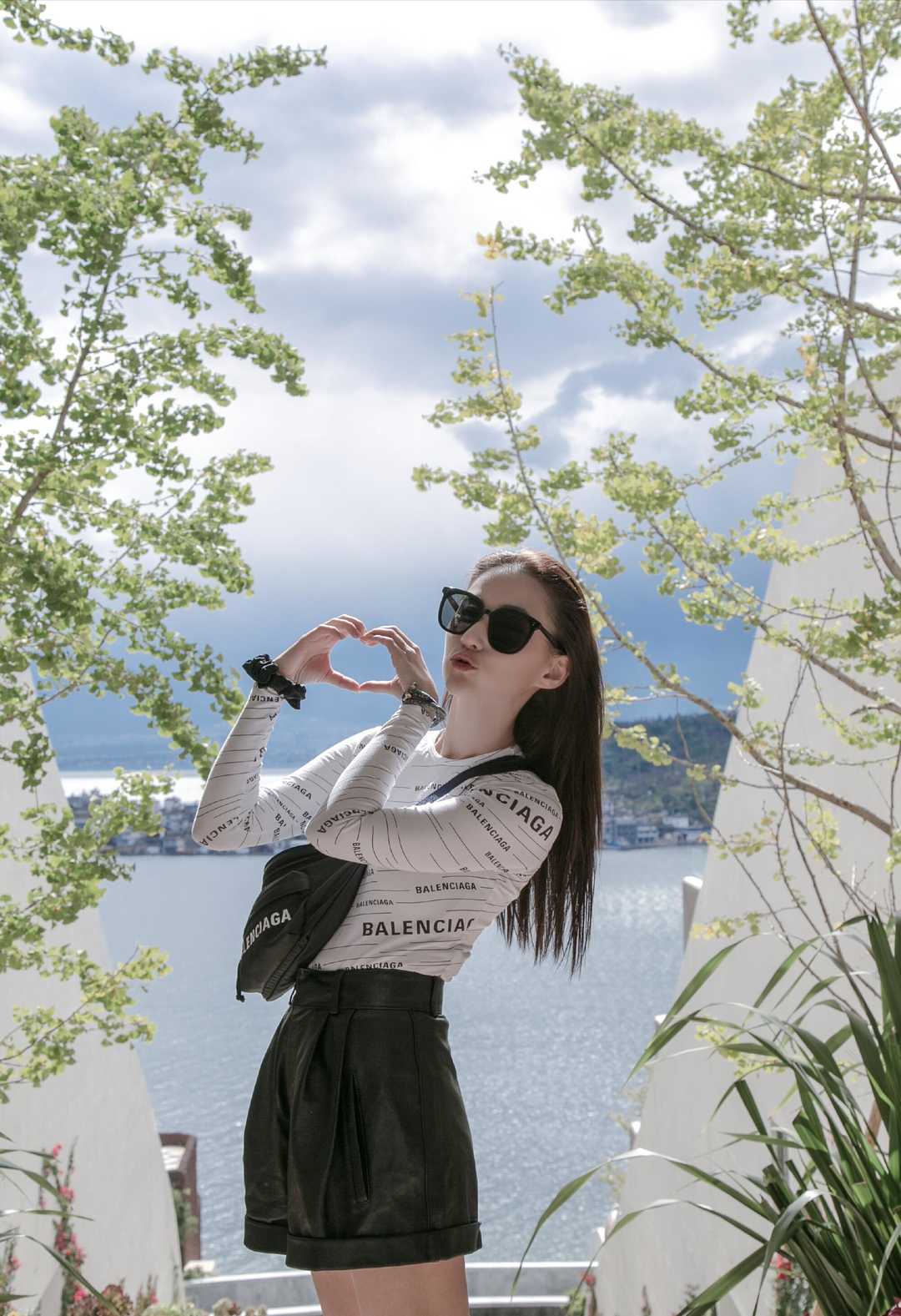 何超莲真不愧是“千金”,绿色连衣裙也能完美驾驭,高贵又洋气