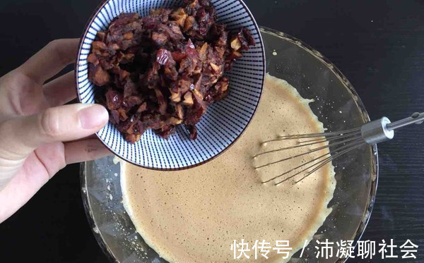 家里有面粉和大枣,就能做枣糕,比蛋糕简单香甜,新手一做就成功