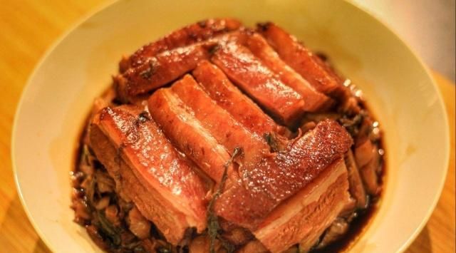 做梅菜扣肉，只要学会这3个秘诀，保证肉香烂入味，肥而不腻