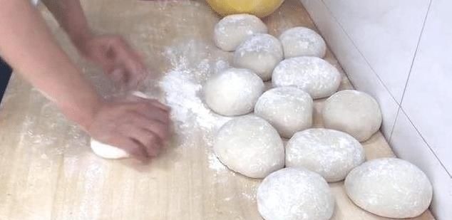 无论蒸包子或馒头，记住4个技巧，蒸好后不回缩不塌陷，又香又甜