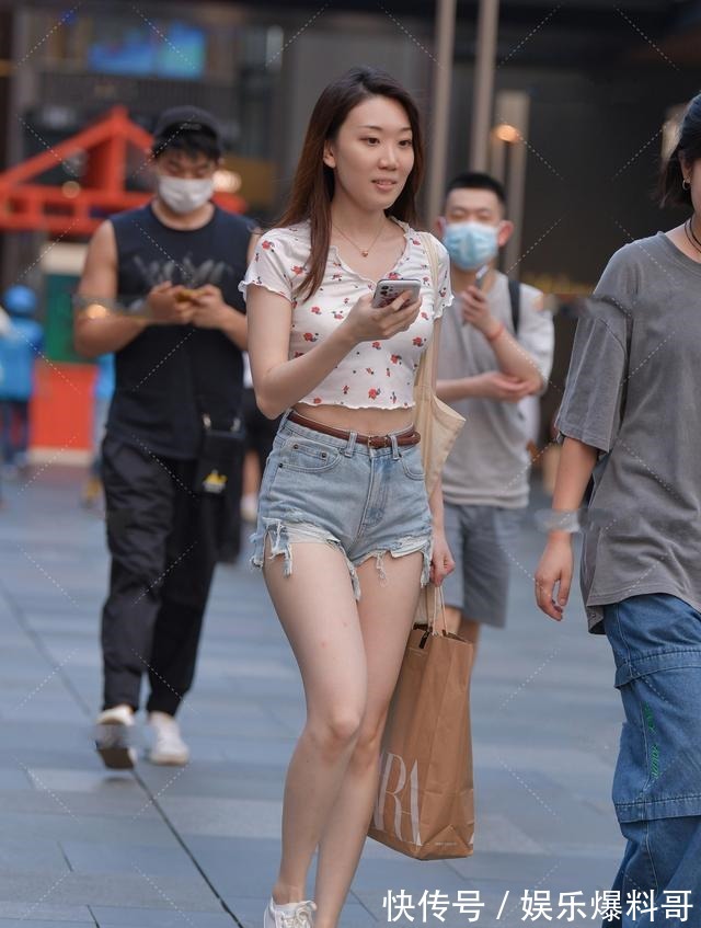 小姐姐 小玫瑰花印花上衣搭配破洞裤,性感俏皮,随性舒适!