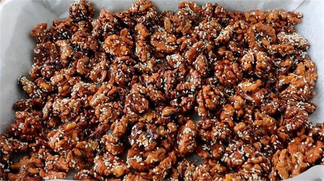 核桃仁|想吃琥珀核桃不用出去买，手把手教你在家做，香甜又酥脆