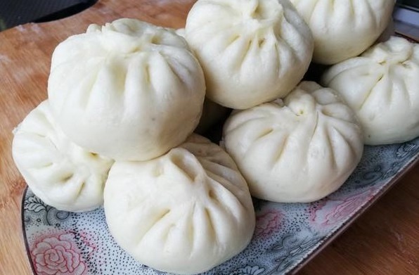 蒸包子，冷水上锅还是热水上锅蒸这一点做对，包子蓬松饱满不塌