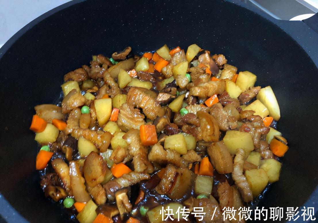 盖浇饭、拌饭，都不如这一碗有肉有菜的焖饭，好吃到停不下来