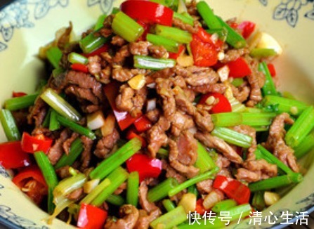 美味|芹菜跟它一起炒，鲜香美味开胃，隔三差五吃一次，2块钱做一大盘
