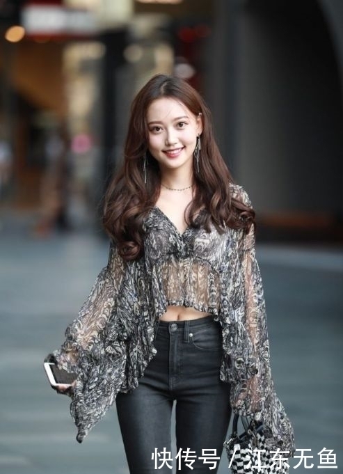 肤白貌美的小姐姐,透明上衣+牛仔裤,甜甜一笑很动人