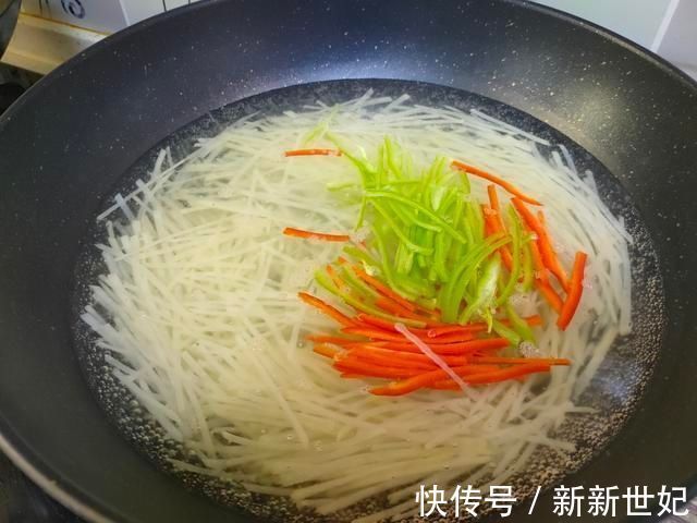 炒土豆丝，什么时候放醋是关键，这一步做对，怎么炒都脆爽好吃