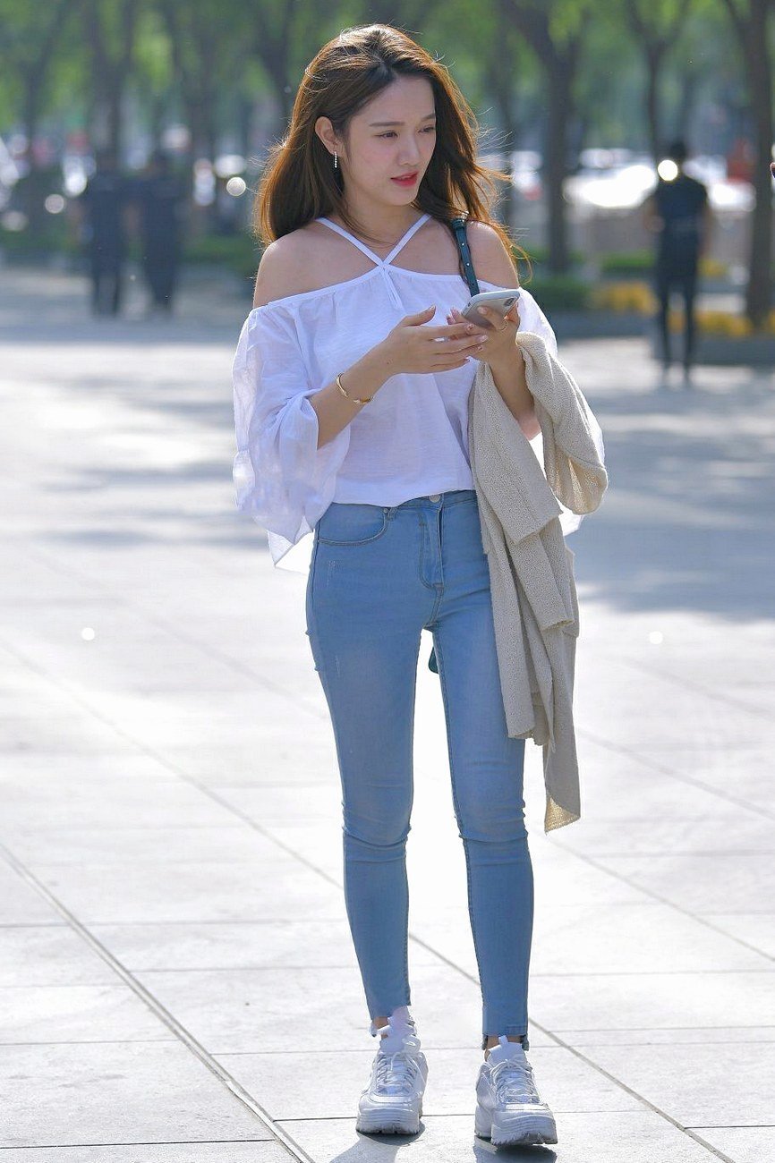 时尚|白色露肩上衣搭配牛仔裤,非常的显精神,又更加时尚减龄