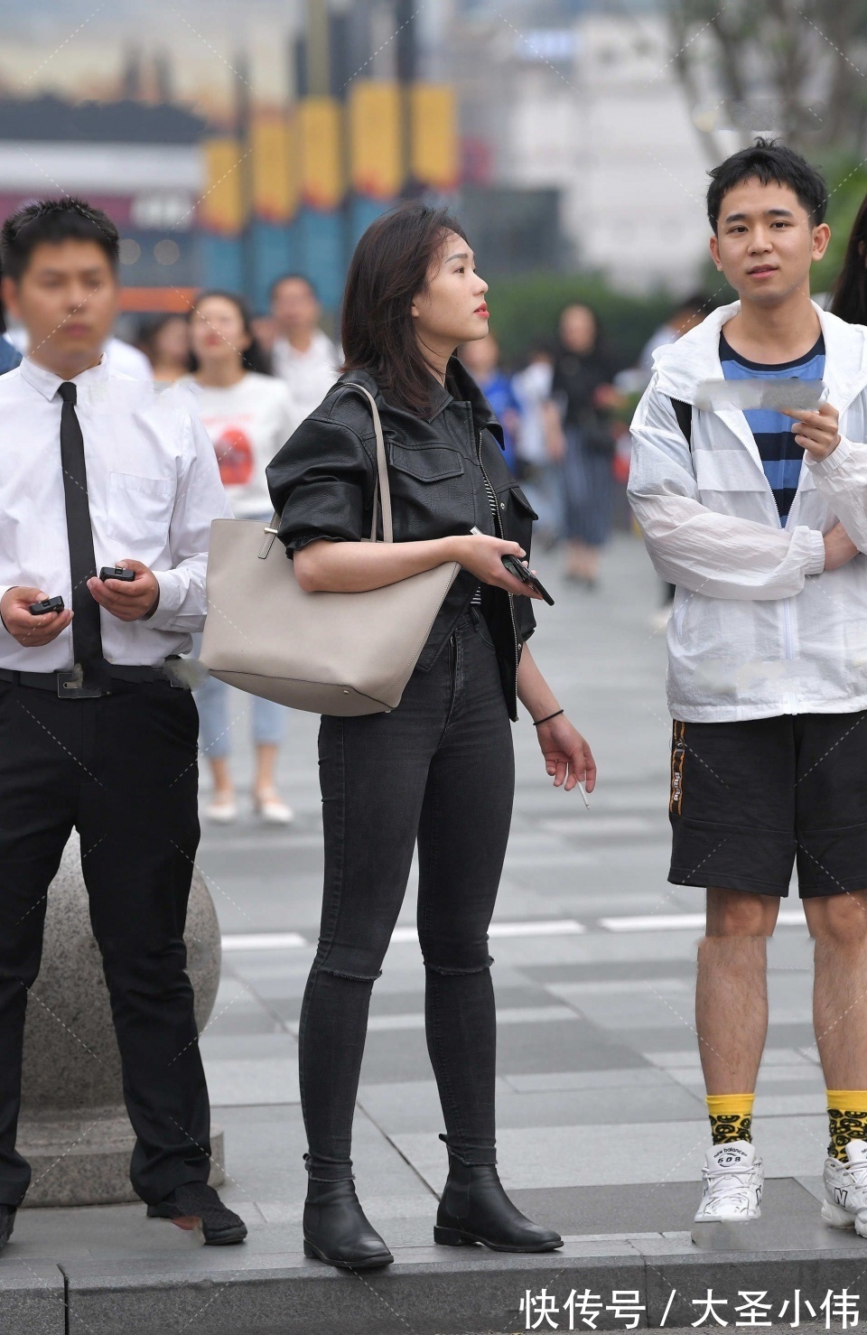 小姐姐|美女街拍：迷人的微胖小姐姐，回眸一笑太美了，感觉那一瞬间能为她倾注所有