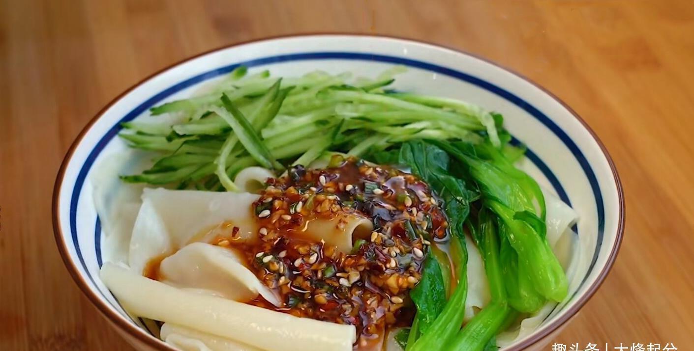 拉面|面条不需要手擀了,教你懒人做法,爽滑又筋道,比拉面还好吃