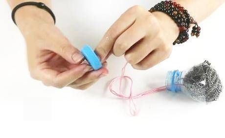 钢丝球塞到塑料瓶中,放到厨房里太实用了,轻松解决家家户户麻烦