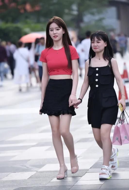 修身|短款T恤搭配修身包臀裙,小蛮腰非常的吸睛