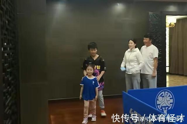 王楠|王楠女儿连续击球近50次,体力透支仍咬牙坚持,教练多次大喊漂亮