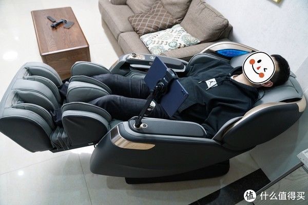 按摩机器人|单价5万多！能比真人还舒服？奥佳华AI按摩机器人2.0，满足了我对按摩椅的一切幻想！